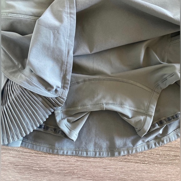 SOLD Lululemon Play Off The Pleats Skirt in Grey Sage Size 4 - Picture 6 of 8